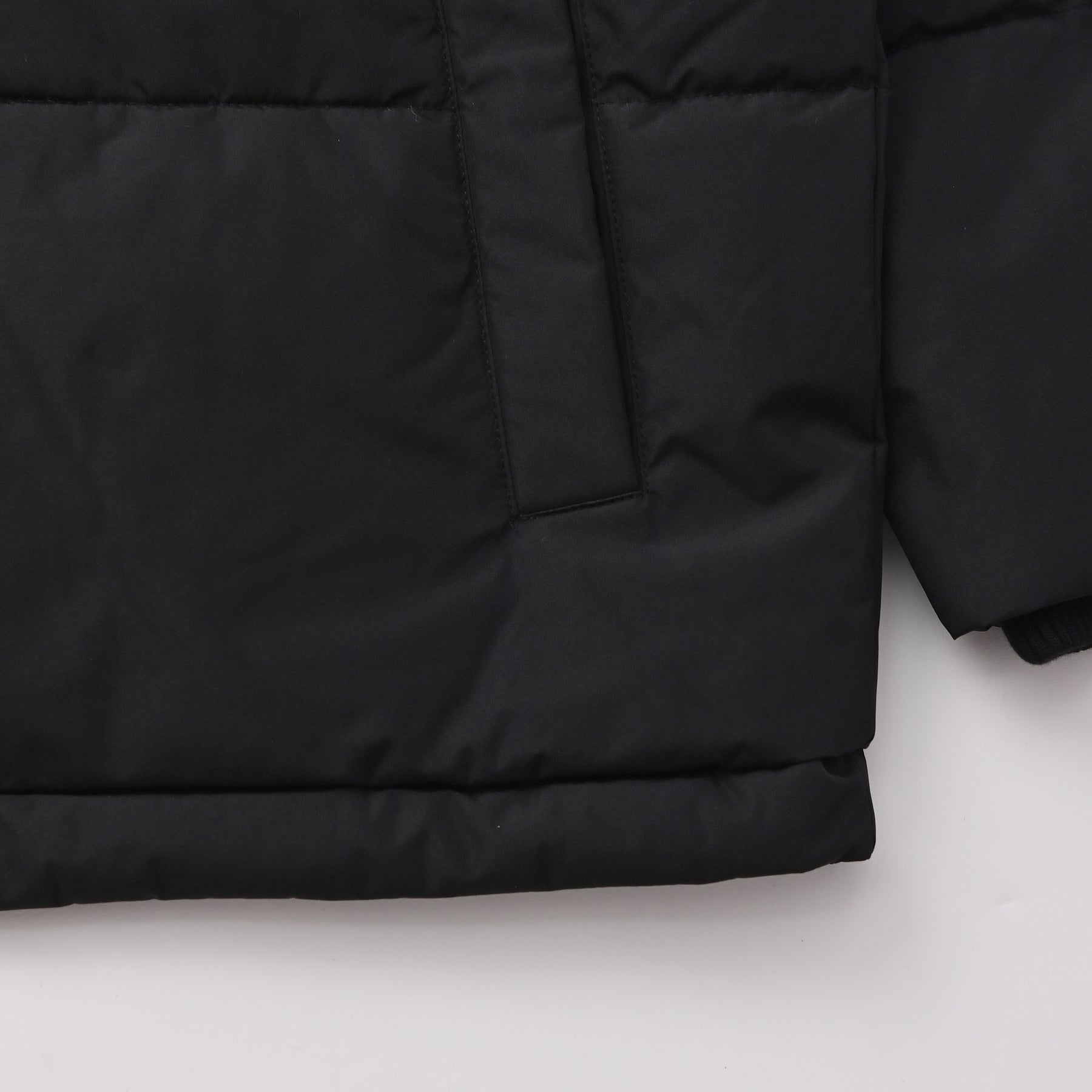 刺繍入り防風裏ラミネートインリブアウター