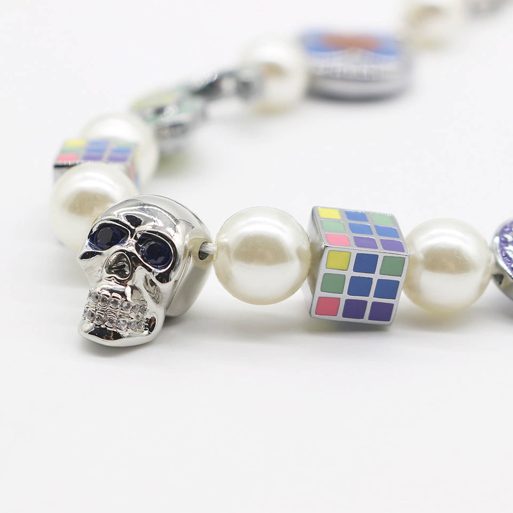SALUTE / *EVAE+ CROSS FLOWER SMILEY NECKLACE