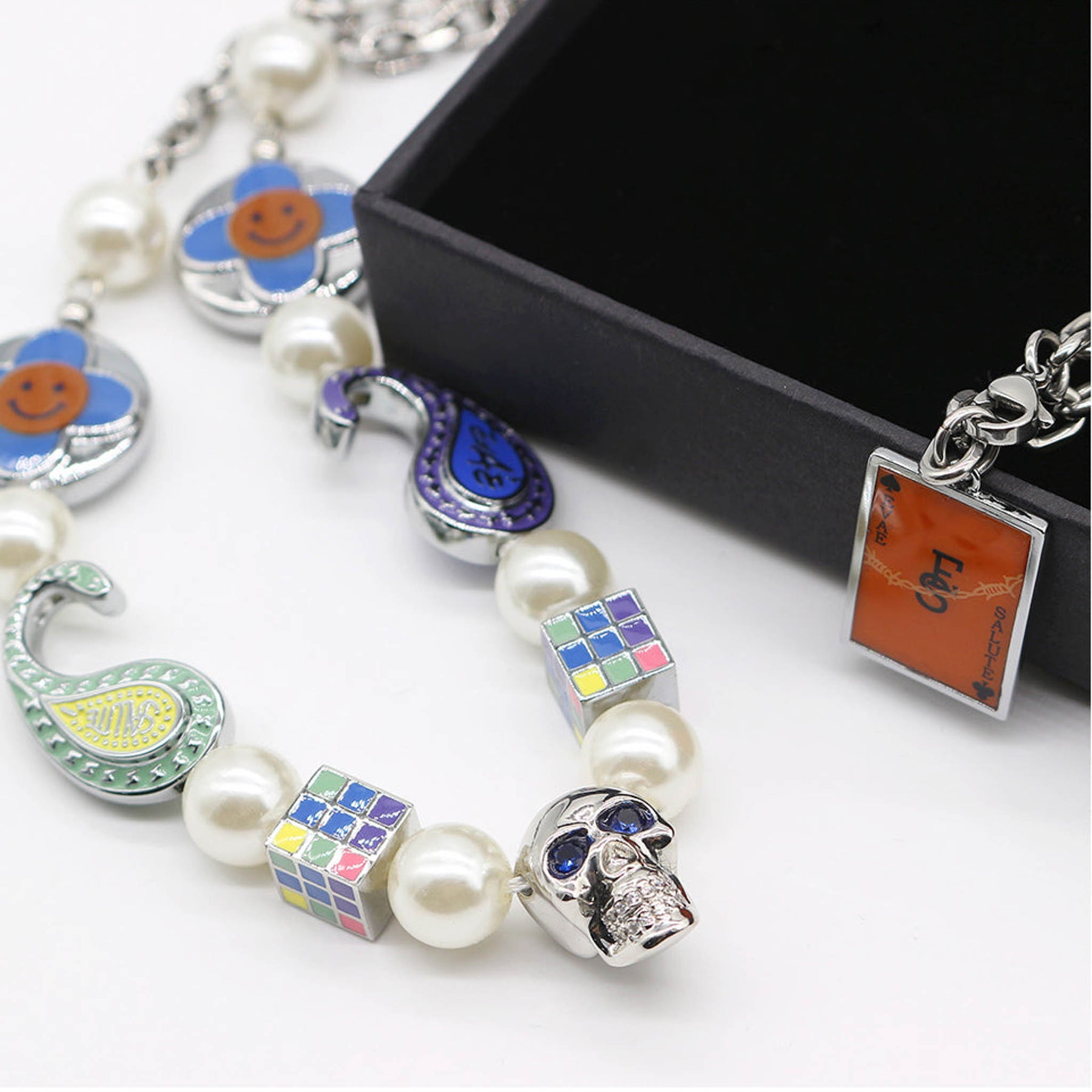 SALUTE / *EVAE+ CROSS FLOWER SMILEY NECKLACE