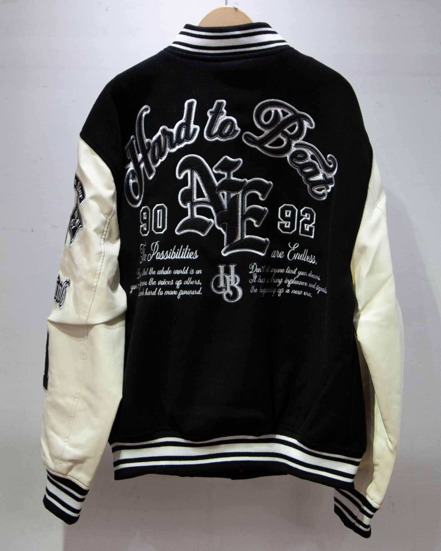 リブ襟ドット釦フェイクメルトン袖PUスタジアムブルゾン（254-2047）