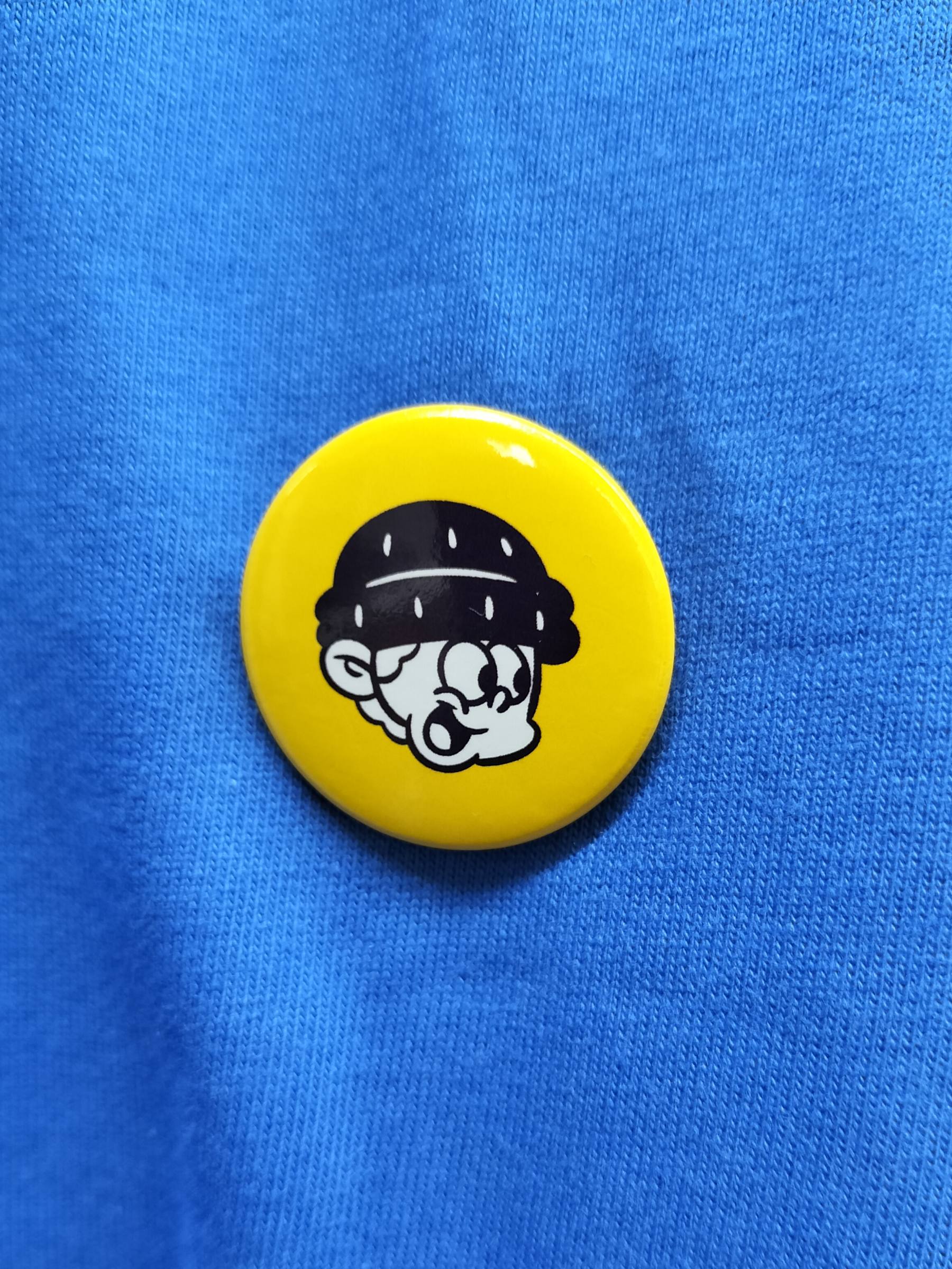 NEW JACK(ニュージャック)缶バッジ付き掠れプリント半袖Tシャツ