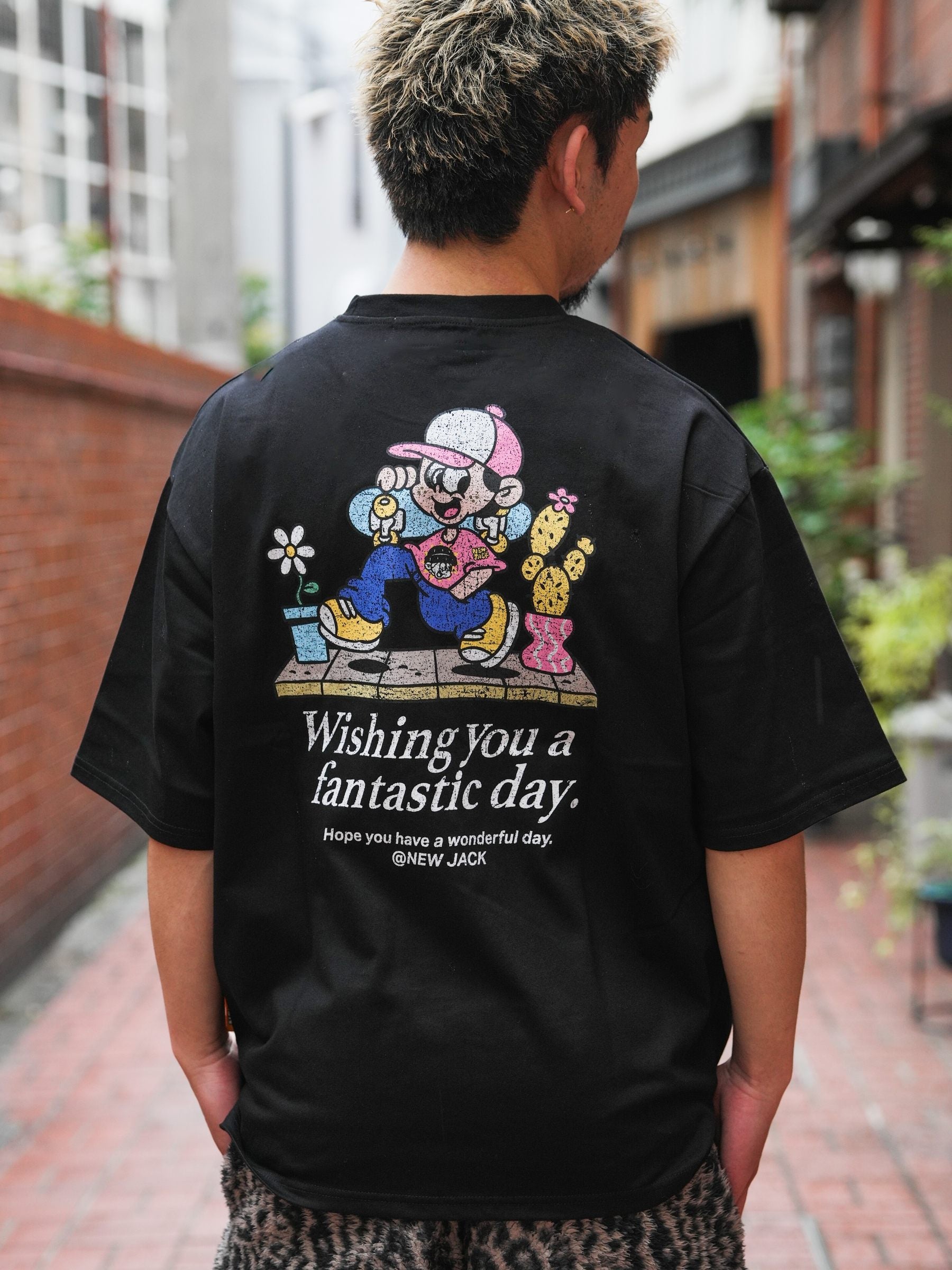 NEW JACK(ニュージャック)缶バッジ付き掠れプリント半袖Tシャツ